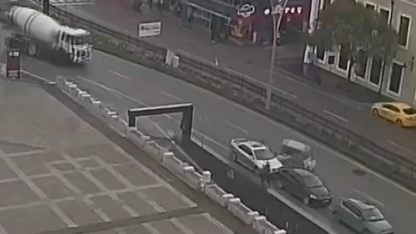 Samsun'da polisten yürek ısıtan hareket: Yaralı kadını yağmurdan korudu