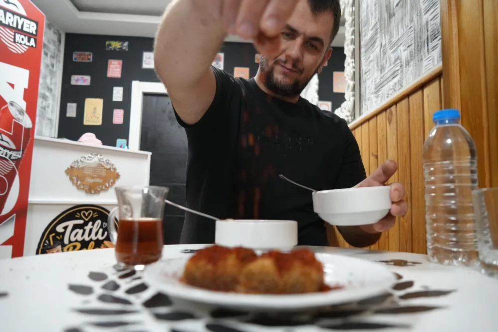 Samsun'da şaşırtan alışkanlık! Çayına ve tatlısına bile atıyor