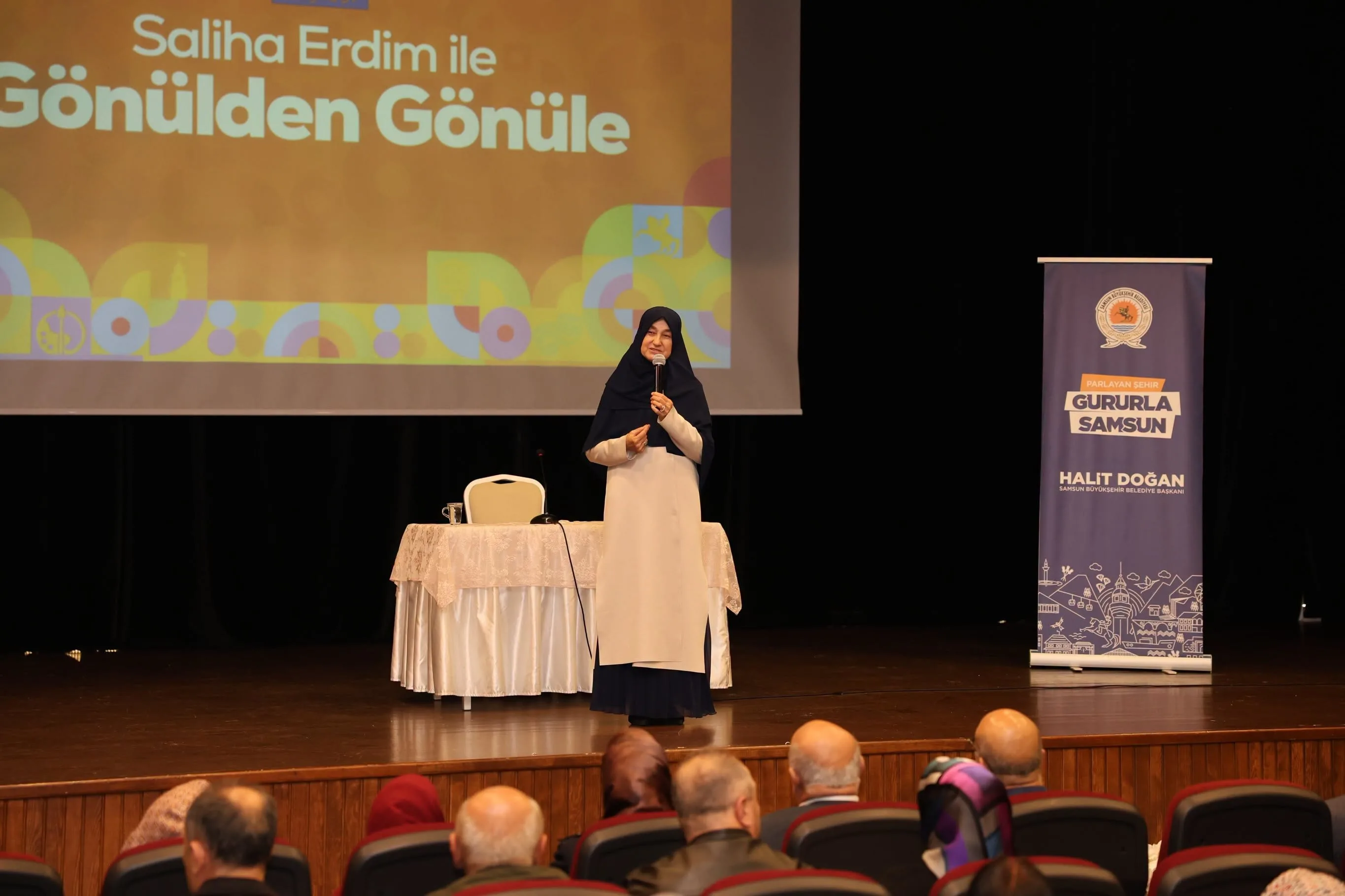 Saliha Erdim Vezirköprü'de sevenleriyle buluştu! Konferansa yoğun ilgi