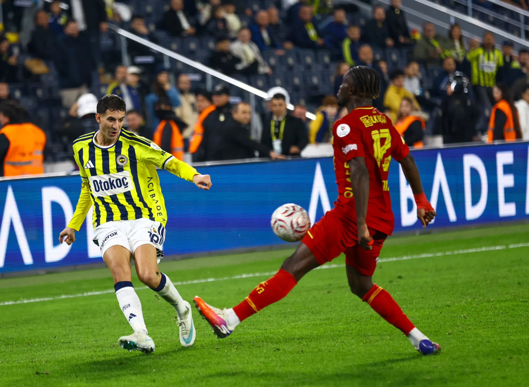 Fenerbahçe'de üst üste 2. kez kaybetti: Kerem Aktürkoğlu ıslıklandı, yönetim istifaya çağrıldı