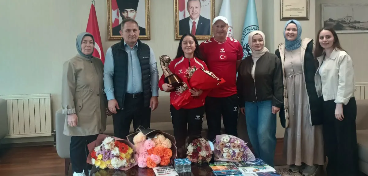 Samsunsporlu Selma Kalanç havalimanında çiçeklerle karşılandı