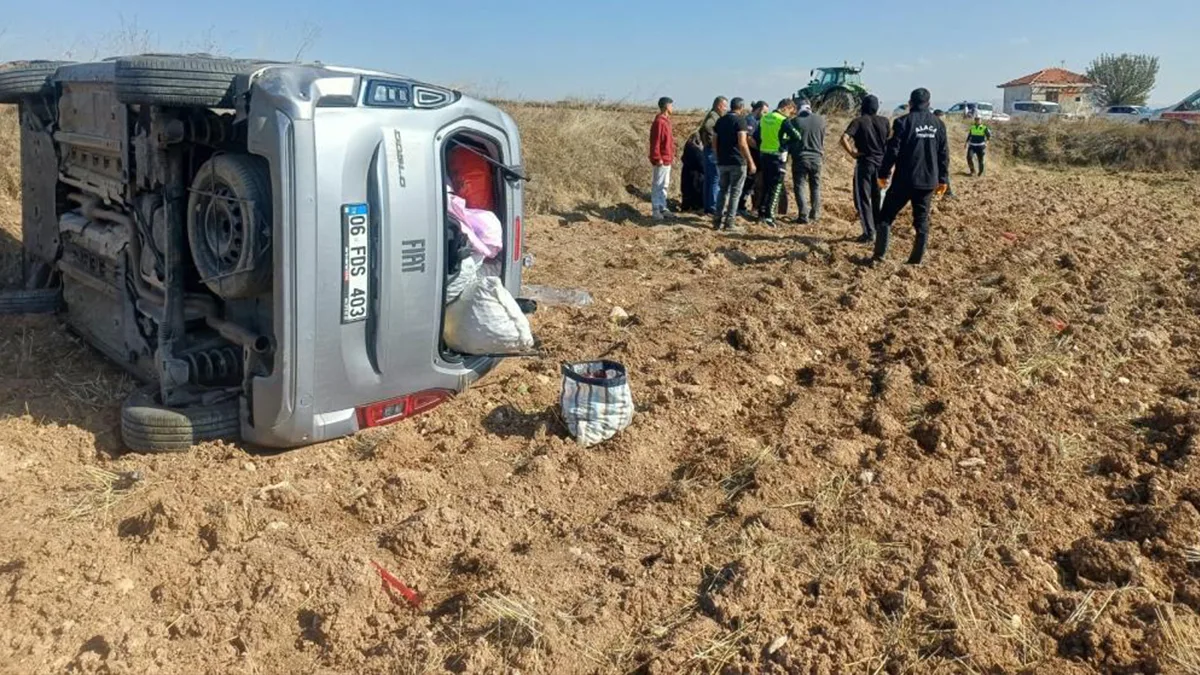 Bariyerlere çarpan hafif ticari araç takla attı: 2 yaralı