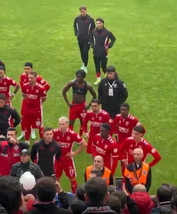 Samsunsporlu futbolcular 4-1'lik yenilginin ardından taraftarın karşısına çıktı