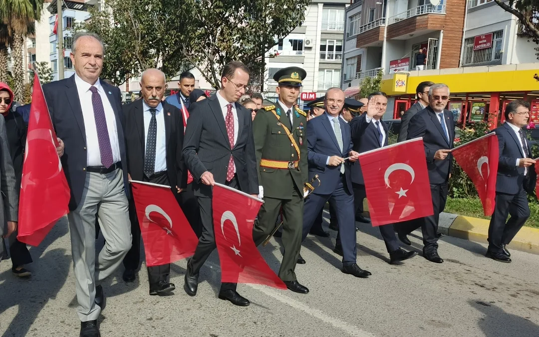 Bafra'da Cumhuriyet coşkusu! 103. yıl yürüyüşüne yoğun katılım