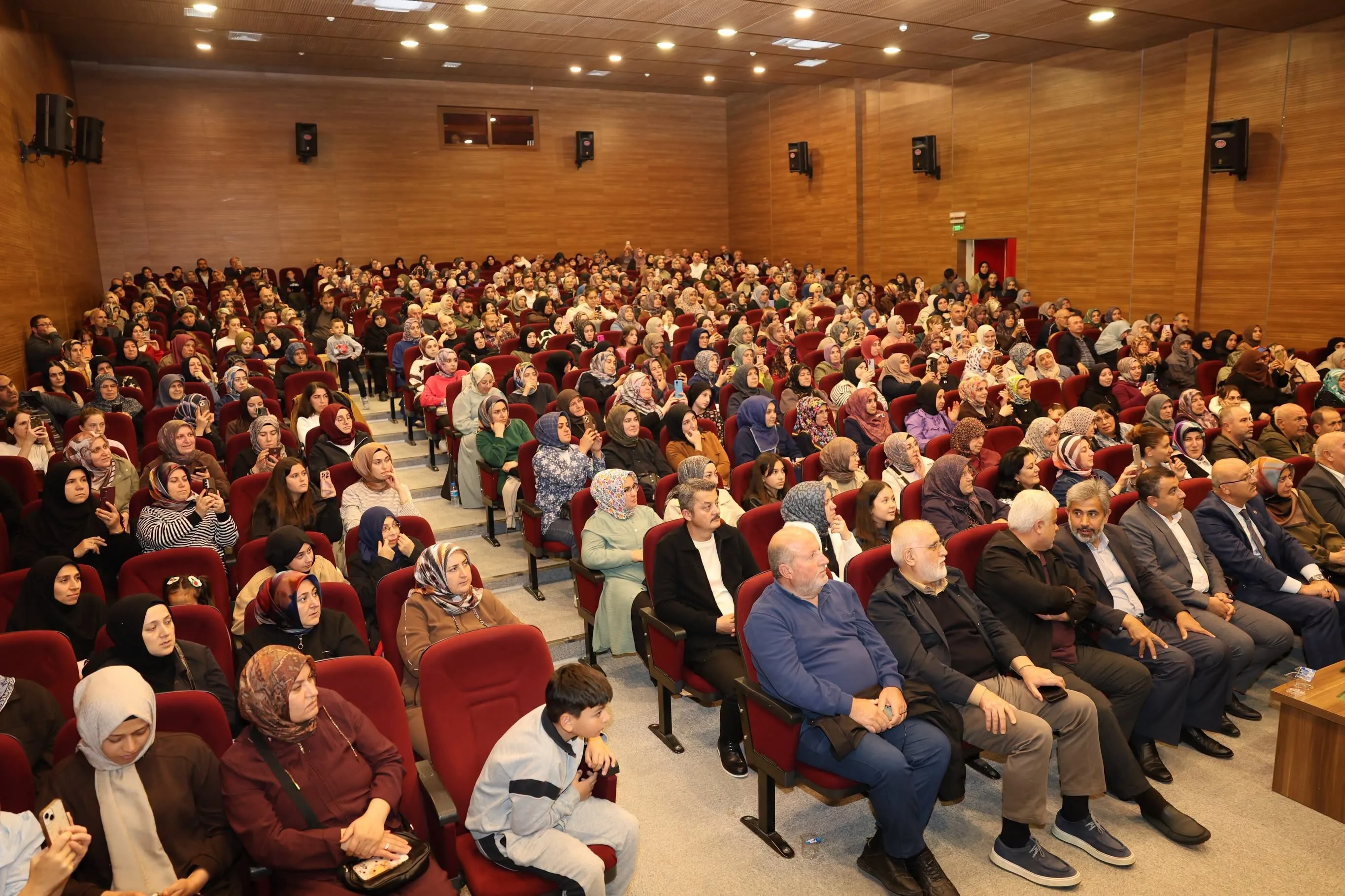Saliha Erdim Vezirköprü'de sevenleriyle buluştu! Konferansa yoğun ilgi