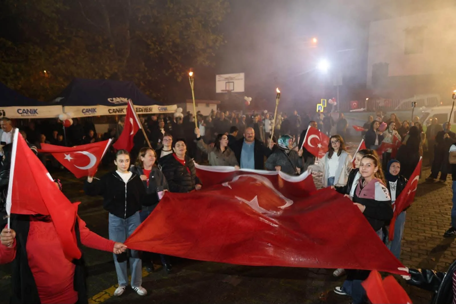 Canik'te 29 Ekim Cumhuriyet Bayramı coşkusu fener alayıyla taçlandı