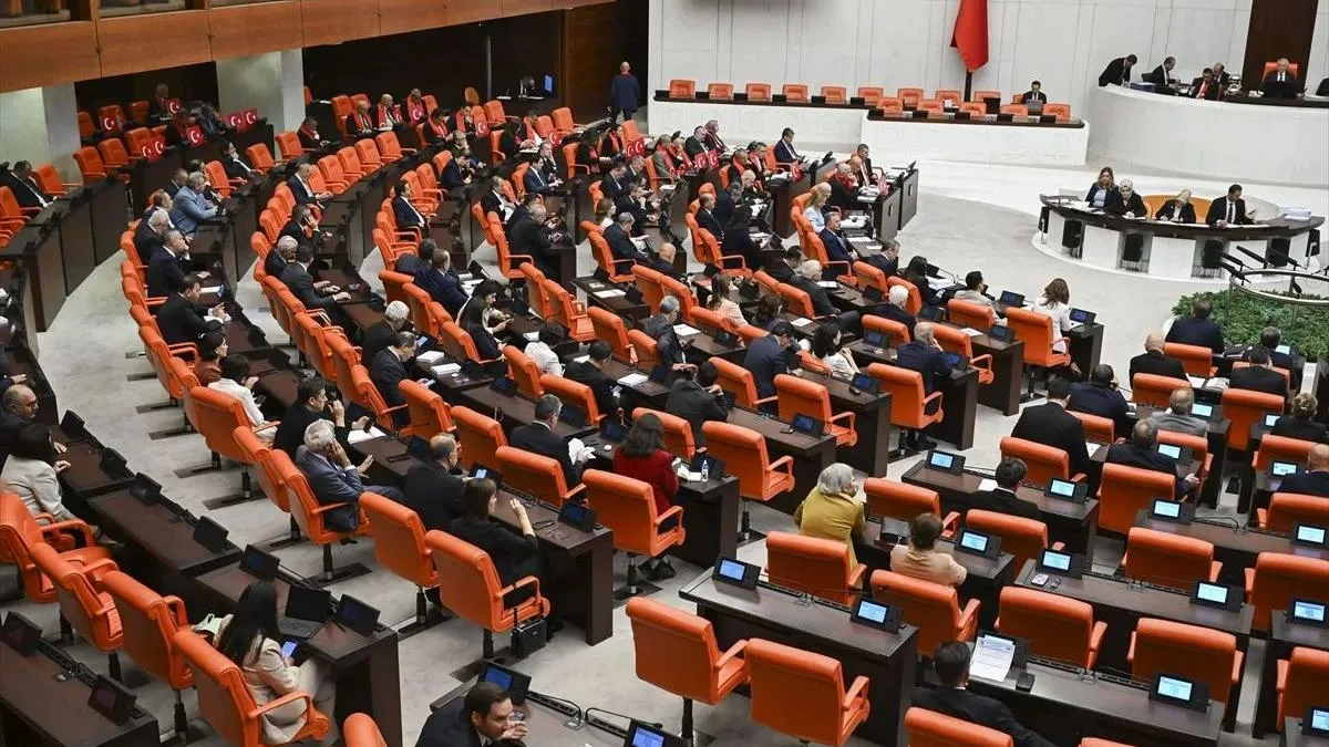AK Parti'ye yeni milletvekili! Rozetini Erdoğan taktı
