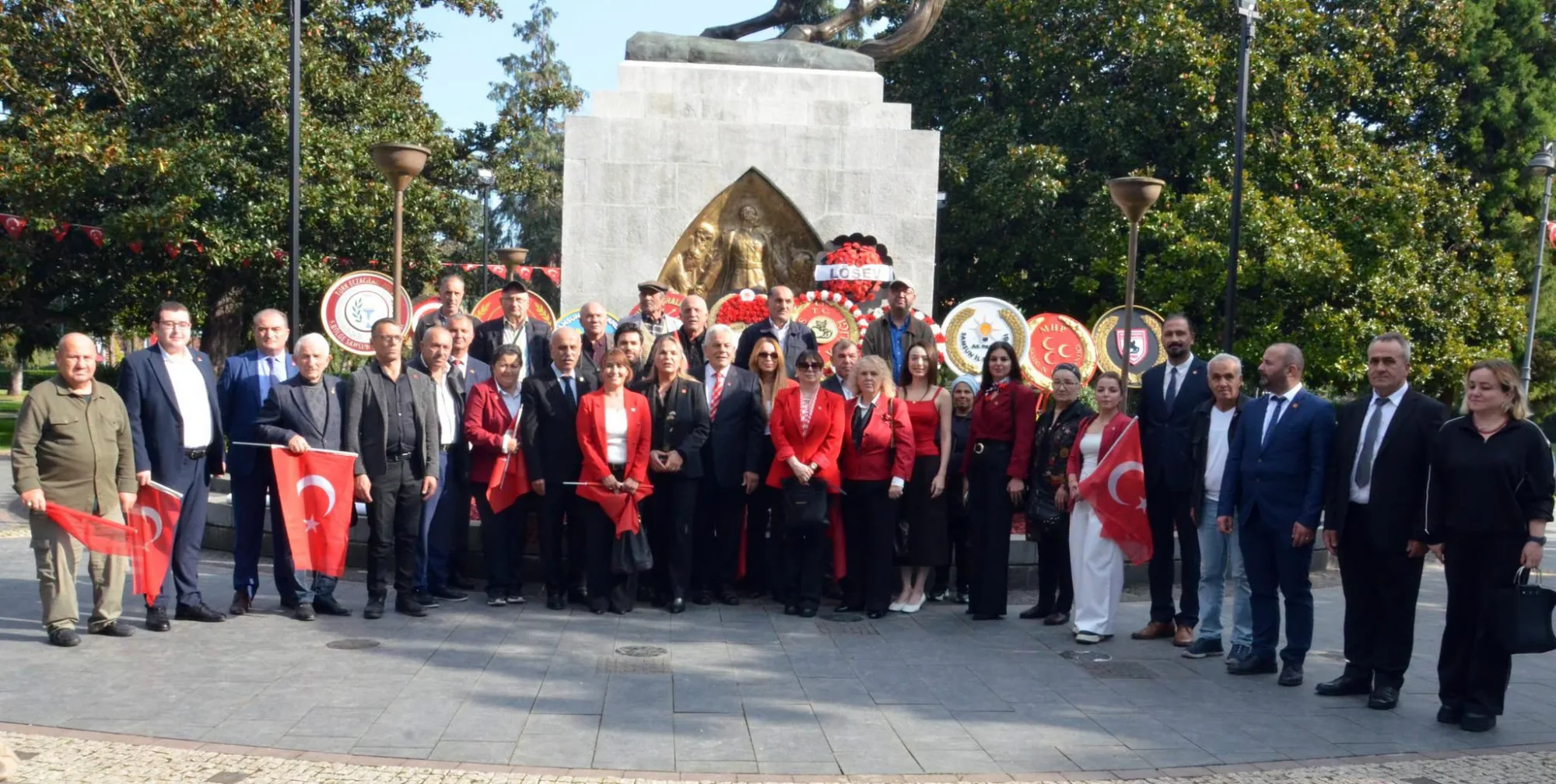 CHP Samsun örgütünden Atatürk Anıtı'na çelenk: Cumhuriyet Samsun’dan başlayan kutlu yürüyüştür